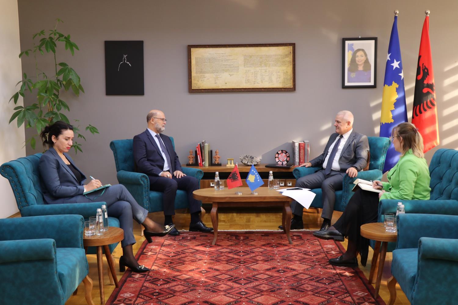 Ministri Sveçla priti në takim ambasadorin e Shqipërisë, z. Petrit Malaj